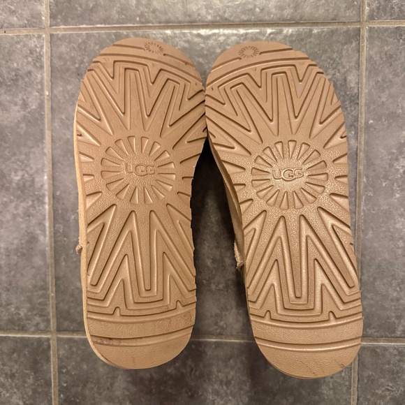 UGG® Classic Slipper (Women) Size 10 - Picture 5 of 5